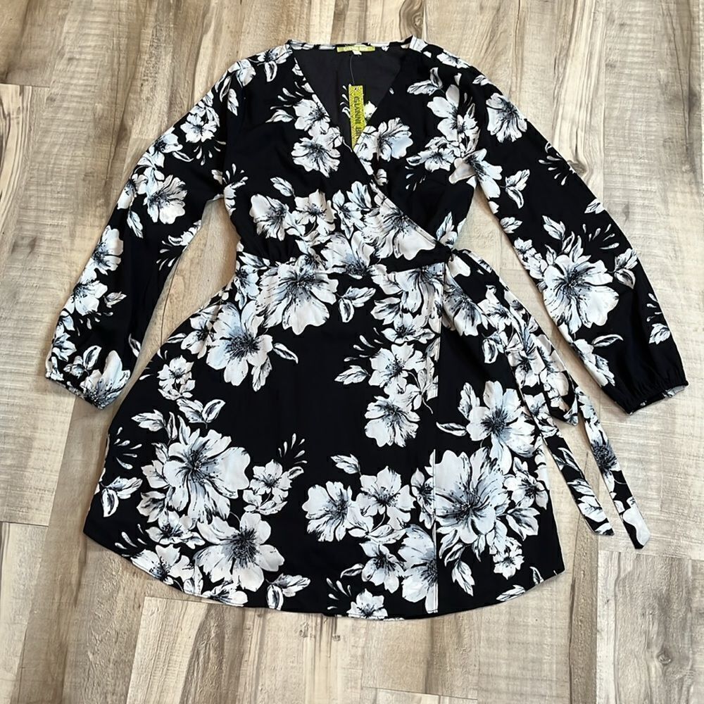NWT Gianni Bini floral wrap black/white dress size medium - Picture 3 of 10